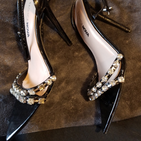 Fashion nova black studded heel with bonus large tee that fits med/lrge - Picture 3 of 8